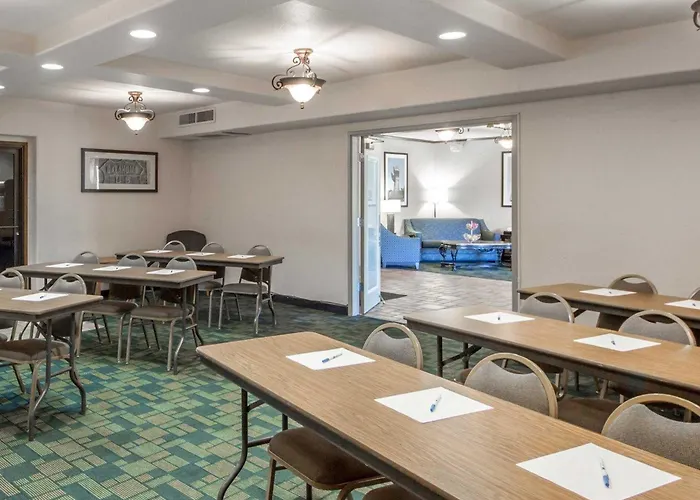 Inn Quality Tulsa-downtown West 3*
